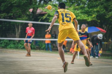 KANCHANABURI THAILAND - 18 Temmuz 2018 'de Tayland, Kanchanaburi' deki Nongthabong Okulu 'nda geleneksel Asya spor oyunu sepak oynayan tanımlanamayan öğrenciler