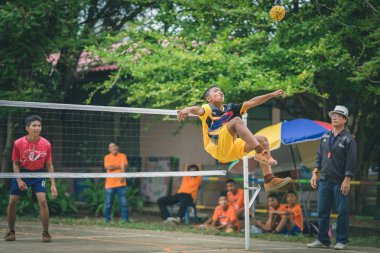 KANCHANABURI THAILAND - 18 Temmuz 2018 'de Tayland, Kanchanaburi' deki Nongthabong Okulu 'nda geleneksel Asya spor oyunu sepak oynayan tanımlanamayan öğrenciler