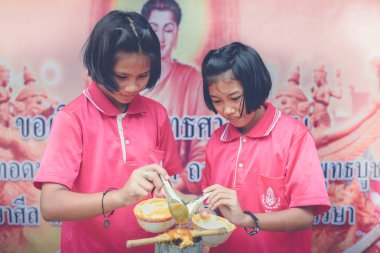 Kanchanaburi Tayland - 23 Temmuz: Tanımlanamayan öğretmen ve öğrenciler üyelik erime döküm mum teklif geleneksel ödünç mum Festivali tapınakta Budist oruç gün için Temmuz Kanchanaburi, Tayland için Watkrangthongratburana okulda 23,2018