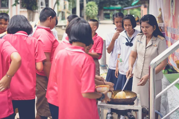 Kanchanaburi Thailand Juli Oidentifierade Lärare Och Elever Med Smältande Cast — Stockfoto