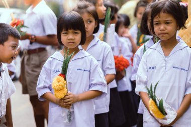 Kanchanaburi Tayland - 26 Temmuz: Tanımlanamayan öğretmen ve süre bekledi öğrenciler tapınakta geleneksel gitmek için ödünç mum Festivali için Budist oruç gün Temmuz'da Kanchanaburi, Tayland için Watkrangthongratburana okulda 26,2018
