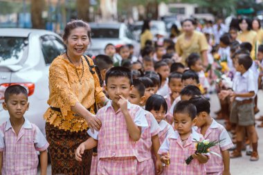 Kanchanaburi Tayland - 26 Temmuz: Tanımlanamayan öğretmen ve süre bekledi öğrenciler tapınakta geleneksel gitmek için ödünç mum Festivali için Budist oruç gün Temmuz'da Kanchanaburi, Tayland için Watkrangthongratburana okulda 26,2018