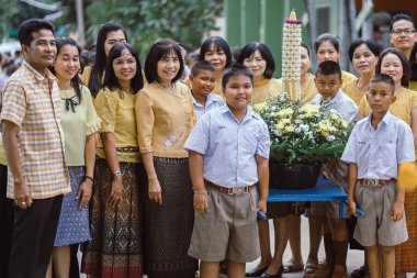 Kanchanaburi Tayland - 26 Temmuz: Tanımlanamayan öğretmen ve süre bekledi öğrenciler tapınakta geleneksel gitmek için ödünç mum Festivali için Budist oruç gün Temmuz'da Kanchanaburi, Tayland için Watkrangthongratburana okulda 26,2018