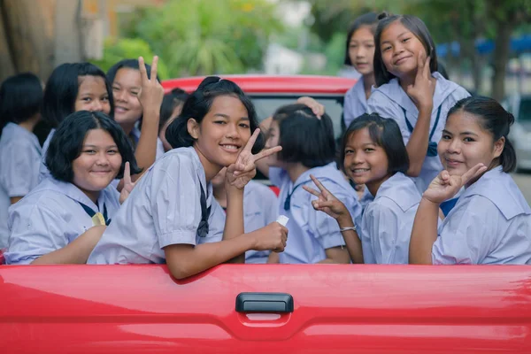 Tailandia Kanchanaburi Julio Los Estudiantes Sientan Parte Trasera Camioneta Para — Foto de Stock