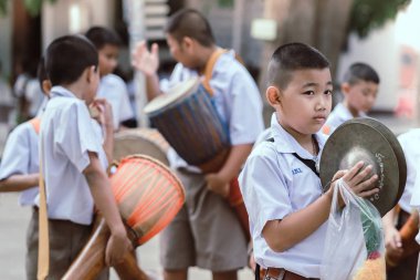 Kanchanaburi Tayland - 26 Temmuz: Tanımlanamayan öğretmen ve öğrenciler için Budist oruç gün oyun Watkrangthongratburana, Budist kültür uzun dar davul katıldı veya Temmuz'da 