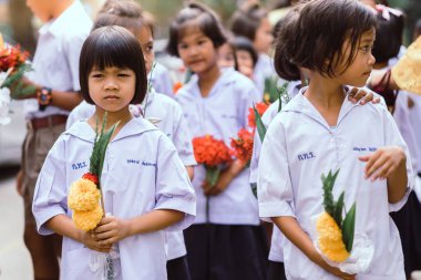 Kanchanaburi Tayland - 26 Temmuz: Tanımlanamayan öğretmen ve süre bekledi öğrenciler tapınakta geleneksel gitmek için ödünç mum Festivali için Budist oruç gün Temmuz'da Kanchanaburi, Tayland için Watkrangthongratburana okulda 26,2018