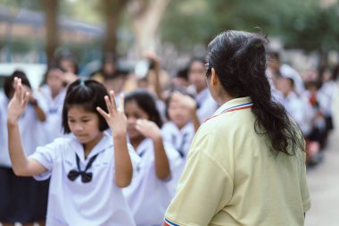 Kanchanaburi Tayland - 26 Temmuz: Tanımlanamayan öğretmen ve öğrenciler için Budist oruç gün oyun Watkrangthongratburana, Budist kültür uzun dar davul katıldı veya Temmuz'da 