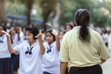 Kanchanaburi Tayland - 26 Temmuz: Tanımlanamayan öğretmen ve öğrenciler için Budist oruç gün oyun Watkrangthongratburana, Budist kültür uzun dar davul katıldı veya Temmuz'da 