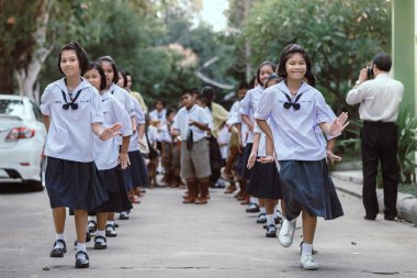 Kanchanaburi Tayland - 26 Temmuz: Tanımlanamayan öğretmen ve öğrenciler için Budist oruç gün oyun Watkrangthongratburana, Budist kültür uzun dar davul katıldı veya Temmuz'da 