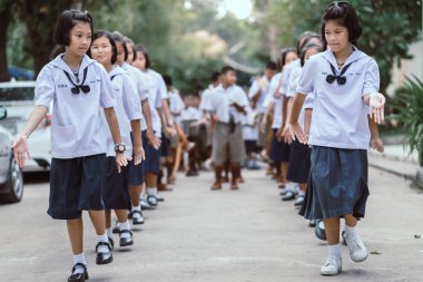 Kanchanaburi Tayland - 26 Temmuz: Tanımlanamayan öğretmen ve öğrenciler için Budist oruç gün oyun Watkrangthongratburana, Budist kültür uzun dar davul katıldı veya Temmuz'da 