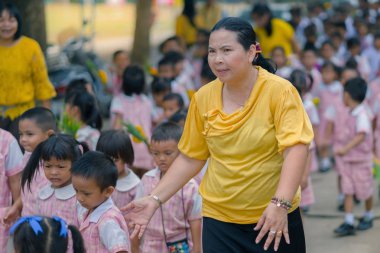 Kanchanaburi Tayland - 26 Temmuz: Turkish öğrenciler mum geçit Budist mum Festivali Temmuz günü ödünç Kanchanaburi, Tayland için Watkrangthongratburana okulda 26,2018