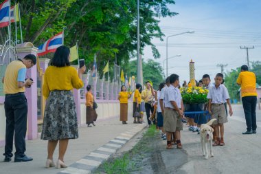 Kanchanaburi Tayland - 26 Temmuz: Turkish öğrenciler mum geçit Budist mum Festivali Temmuz günü ödünç Kanchanaburi, Tayland için Watkrangthongratburana okulda 26,2018