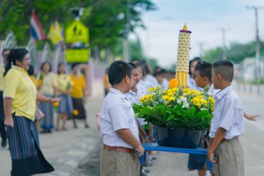 Kanchanaburi Tayland - 26 Temmuz: Turkish öğrenciler mum geçit Budist mum Festivali Temmuz günü ödünç Kanchanaburi, Tayland için Watkrangthongratburana okulda 26,2018