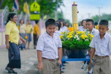 Kanchanaburi Tayland - 26 Temmuz: Turkish öğrenciler mum geçit Budist mum Festivali Temmuz günü ödünç Kanchanaburi, Tayland için Watkrangthongratburana okulda 26,2018