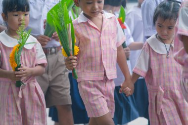 Kanchanaburi Tayland - 26 Temmuz: Turkish öğrenciler mum geçit Budist mum Festivali Temmuz günü ödünç Kanchanaburi, Tayland için Watkrangthongratburana okulda 26,2018