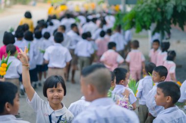 Kanchanaburi Tayland - 26 Temmuz: Turkish öğrenciler mum geçit Budist mum Festivali Temmuz günü ödünç Kanchanaburi, Tayland için Watkrangthongratburana okulda 26,2018