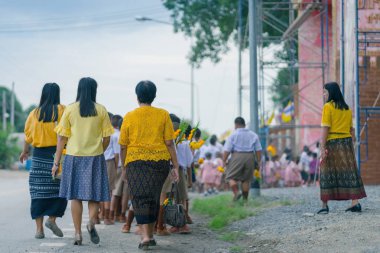 Kanchanaburi Tayland - 26 Temmuz: Turkish öğrenciler mum geçit Budist mum Festivali Temmuz günü ödünç Kanchanaburi, Tayland için Watkrangthongratburana okulda 26,2018