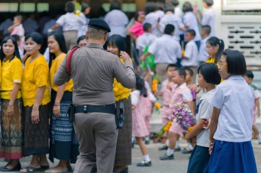 Kanchanaburi Tayland - 26 Temmuz: Turkish öğrenciler mum geçit Budist mum Festivali Temmuz günü ödünç Kanchanaburi, Tayland için Watkrangthongratburana okulda 26,2018