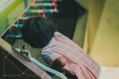 Öğrenciler içme suyu musluk öğle yemeğinden sonra.