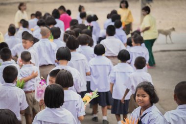 Kanchanaburi Tayland - 26 Temmuz: Tanımlanamayan öğretmenler ve öğrenciler birlikte Temmuz ödünç Budist gününde liyakat ve mum ışığını yakıp 26,2018 Wat Krang tanga Kanchanaburi, Tayland