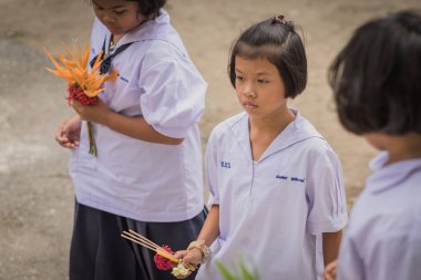 Kanchanaburi Tayland - 26 Temmuz: Tanımlanamayan öğretmenler ve öğrenciler birlikte Temmuz ödünç Budist gününde liyakat ve mum ışığını yakıp 26,2018 Wat Krang tanga Kanchanaburi, Tayland