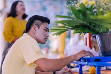 Kanchanaburi Tayland - 26 Temmuz: Tanımlanamayan öğretmenler ve öğrenciler birlikte Temmuz ödünç Budist gününde liyakat ve mum ışığını yakıp 26,2018 Wat Krang tanga Kanchanaburi, Tayland