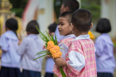 Kanchanaburi Tayland - 26 Temmuz: Tanımlanamayan öğretmenler ve öğrenciler birlikte Temmuz ödünç Budist gününde liyakat ve mum ışığını yakıp 26,2018 Wat Krang tanga Kanchanaburi, Tayland