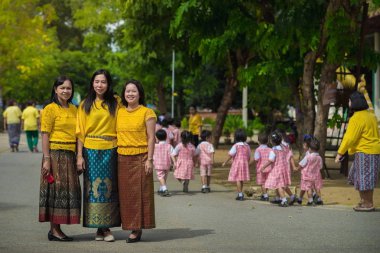 Kanchanaburi Tayland - 26 Temmuz: Tanımlanamayan öğretmenler ve öğrenciler birlikte Temmuz ödünç Budist gününde liyakat ve mum ışığını yakıp 26,2018 Wat Krang tanga Kanchanaburi, Tayland