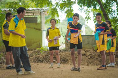 KANCHANABURI THAILAND - 25 Temmuz 2018 'de, Tayland' ın Kanchanaburi şehrinde, BanNongthabong okulunda kimliği belirsiz öğrenci ve öğretmenler petank uygulaması