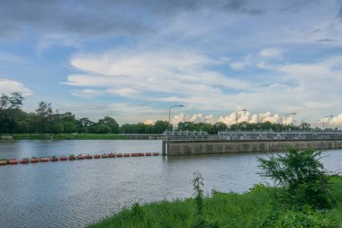 Kanchanaburi, Tayland için gün batımına Mae Klong Barajı sahne.
