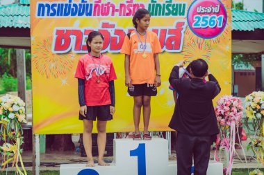 KANCHANABURI THAILAND - 2 AĞUSTOS: okulun atletizm yarışma madalyası ödül töreni. 2 Ağustos 2018 'de Kanchanaburi, Tayland' daki WatNongsua Okulu 'nda.