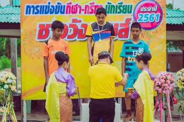 KANCHANABURI THAILAND - 2 AĞUSTOS: okulun atletizm yarışma madalyası ödül töreni. 2 Ağustos 2018 'de Kanchanaburi, Tayland' daki WatNongsua Okulu 'nda.