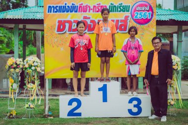 KANCHANABURI THAILAND - 2 AĞUSTOS: okulun atletizm yarışma madalyası ödül töreni. 2 Ağustos 2018 'de Kanchanaburi, Tayland' daki WatNongsua Okulu 'nda.
