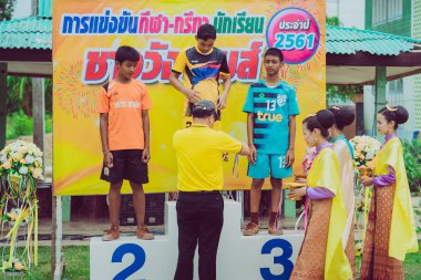 KANCHANABURI THAILAND - 2 AĞUSTOS: okulun atletizm yarışma madalyası ödül töreni. 2 Ağustos 2018 'de Kanchanaburi, Tayland' daki WatNongsua Okulu 'nda.