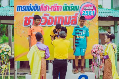 KANCHANABURI THAILAND - 2 AĞUSTOS: okulun atletizm yarışma madalyası ödül töreni. 2 Ağustos 2018 'de Kanchanaburi, Tayland' daki WatNongsua Okulu 'nda.