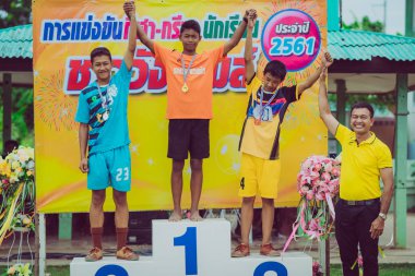 KANCHANABURI THAILAND - 2 AĞUSTOS: okulun atletizm yarışma madalyası ödül töreni. 2 Ağustos 2018 'de Kanchanaburi, Tayland' daki WatNongsua Okulu 'nda.