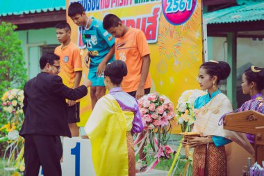 KANCHANABURI THAILAND - 2 AĞUSTOS: okulun atletizm yarışma madalyası ödül töreni. 2 Ağustos 2018 'de Kanchanaburi, Tayland' daki WatNongsua Okulu 'nda.