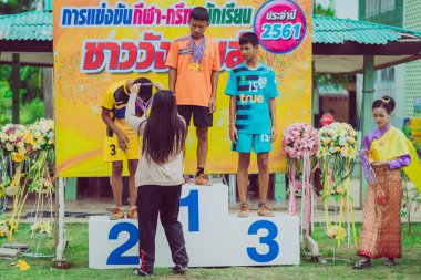 KANCHANABURI THAILAND - 2 AĞUSTOS: okulun atletizm yarışma madalyası ödül töreni. 2 Ağustos 2018 'de Kanchanaburi, Tayland' daki WatNongsua Okulu 'nda.