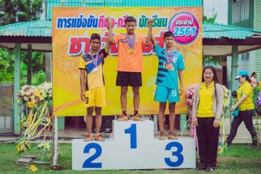 KANCHANABURI THAILAND - 2 AĞUSTOS: okulun atletizm yarışma madalyası ödül töreni. 2 Ağustos 2018 'de Kanchanaburi, Tayland' daki WatNongsua Okulu 'nda.