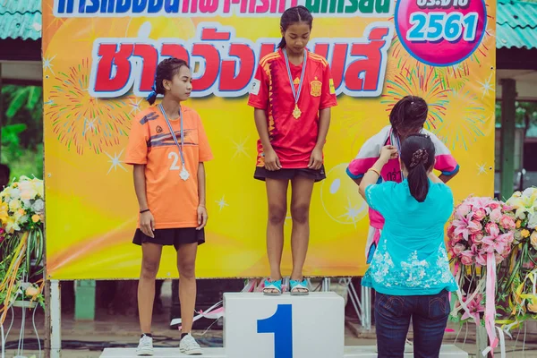 KANCHANABURI THAILAND - 2 AĞUSTOS: okulun atletizm yarışma madalyası ödül töreni. 2 Ağustos 2018 'de Kanchanaburi, Tayland' daki WatNongsua Okulu 'nda.