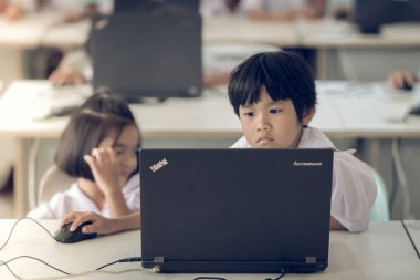 Kanchanaburi Tayland - Temmuz 11: Tanımlanamayan öğrenci çalışma Temmuz sınıfta bilgisayar tarafından Kanchanaburi, Tayland için Watkrangthongratburana okulda 11,2018