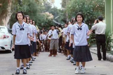 Kanchanaburi Tayland - 26 Temmuz: Tanımlanamayan öğretmen ve öğrenciler için Budist oruç gün oyun Watkrangthongratburana, Budist kültür uzun dar davul katıldı veya Temmuz'da 