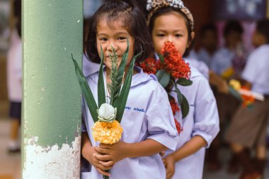 Kanchanaburi Tayland - 26 Temmuz: Tanımlanamayan öğretmen ve süre bekledi öğrenciler tapınakta geleneksel gitmek için ödünç mum Festivali için Budist oruç gün Temmuz'da Kanchanaburi, Tayland için Watkrangthongratburana okulda 26,2018