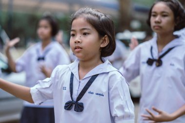 Kanchanaburi Tayland - 26 Temmuz: Tanımlanamayan öğretmen ve öğrenciler için Budist oruç gün oyun Watkrangthongratburana, Budist kültür uzun dar davul katıldı veya Temmuz'da 