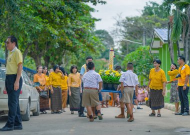 Kanchanaburi Tayland - 26 Temmuz: Turkish öğrenciler mum geçit Budist mum Festivali Temmuz günü ödünç Kanchanaburi, Tayland için Watkrangthongratburana okulda 26,2018