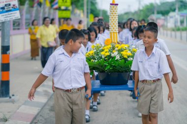 Kanchanaburi Tayland - 26 Temmuz: Turkish öğrenciler mum geçit Budist mum Festivali Temmuz günü ödünç Kanchanaburi, Tayland için Watkrangthongratburana okulda 26,2018