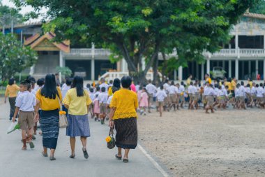 Kanchanaburi Tayland - 26 Temmuz: Turkish öğrenciler mum geçit Budist mum Festivali Temmuz günü ödünç Kanchanaburi, Tayland için Watkrangthongratburana okulda 26,2018