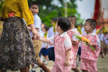Kanchanaburi Tayland - 26 Temmuz: Tanımlanamayan öğretmenler ve öğrenciler birlikte Temmuz ödünç Budist gününde liyakat ve mum ışığını yakıp 26,2018 Wat Krang tanga Kanchanaburi, Tayland