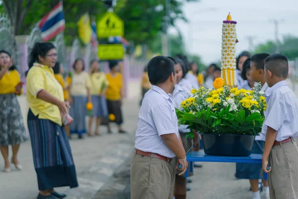 Kanchanaburi Tayland - 26 Temmuz: Turkish öğrenciler mum geçit Budist mum Festivali Temmuz günü ödünç Kanchanaburi, Tayland için Watkrangthongratburana okulda 26,2018