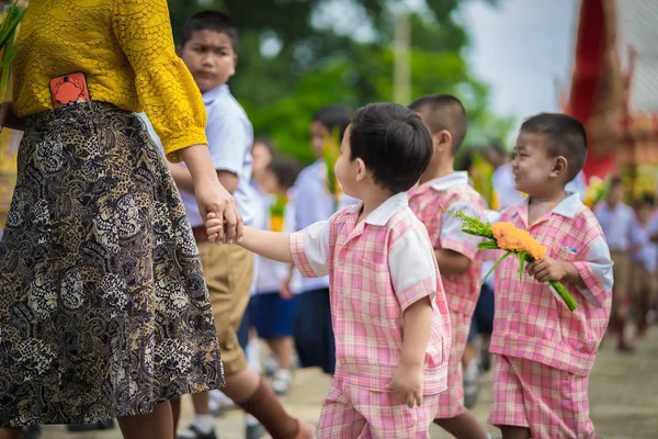 Kanchanaburi Tailandia Julio Maestros Estudiantes Identificados Juntos Para Hacer Mérito — Foto de Stock